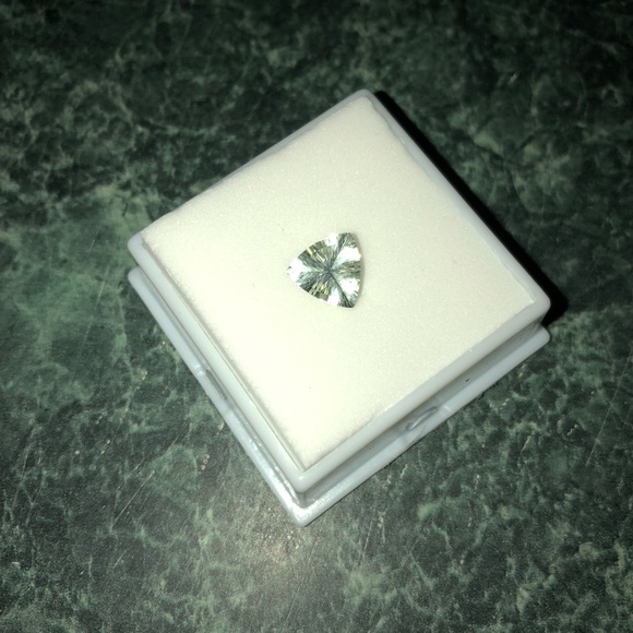 Genuine green amethyst trillion cut stone - Picture 2 of 4